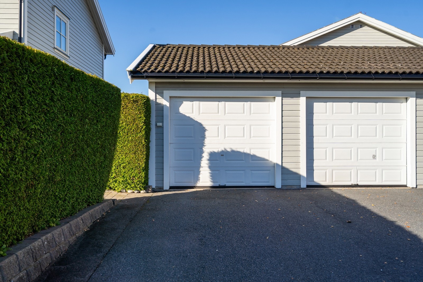 Egen garasje i enden av rekka, nærmest boligen Galleribilde