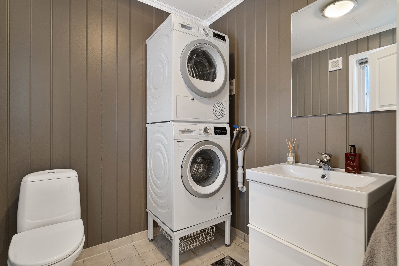 Praktisk toalettrom/vaskerom i hovedetasjen Galleribilde