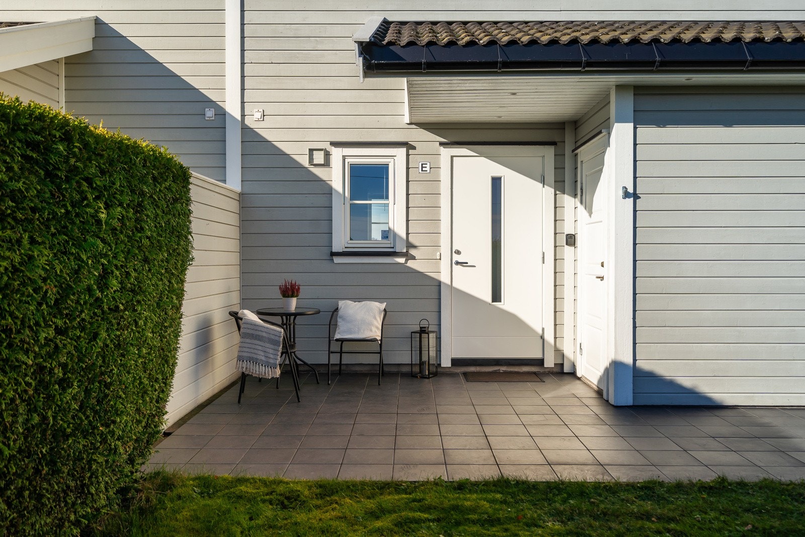 Svært fin plass ved inngangspartiet - perfekt for morgenkaffen! (bilde tatt høsten 2025) Galleribilde