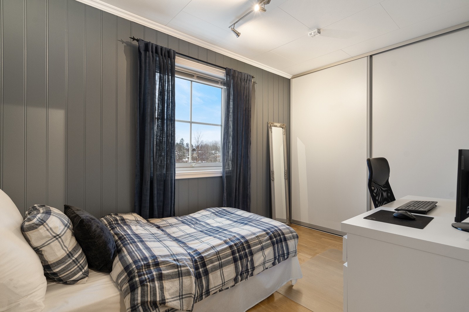 Soverom nr 2 med skyvedørsgarderobe Galleribilde