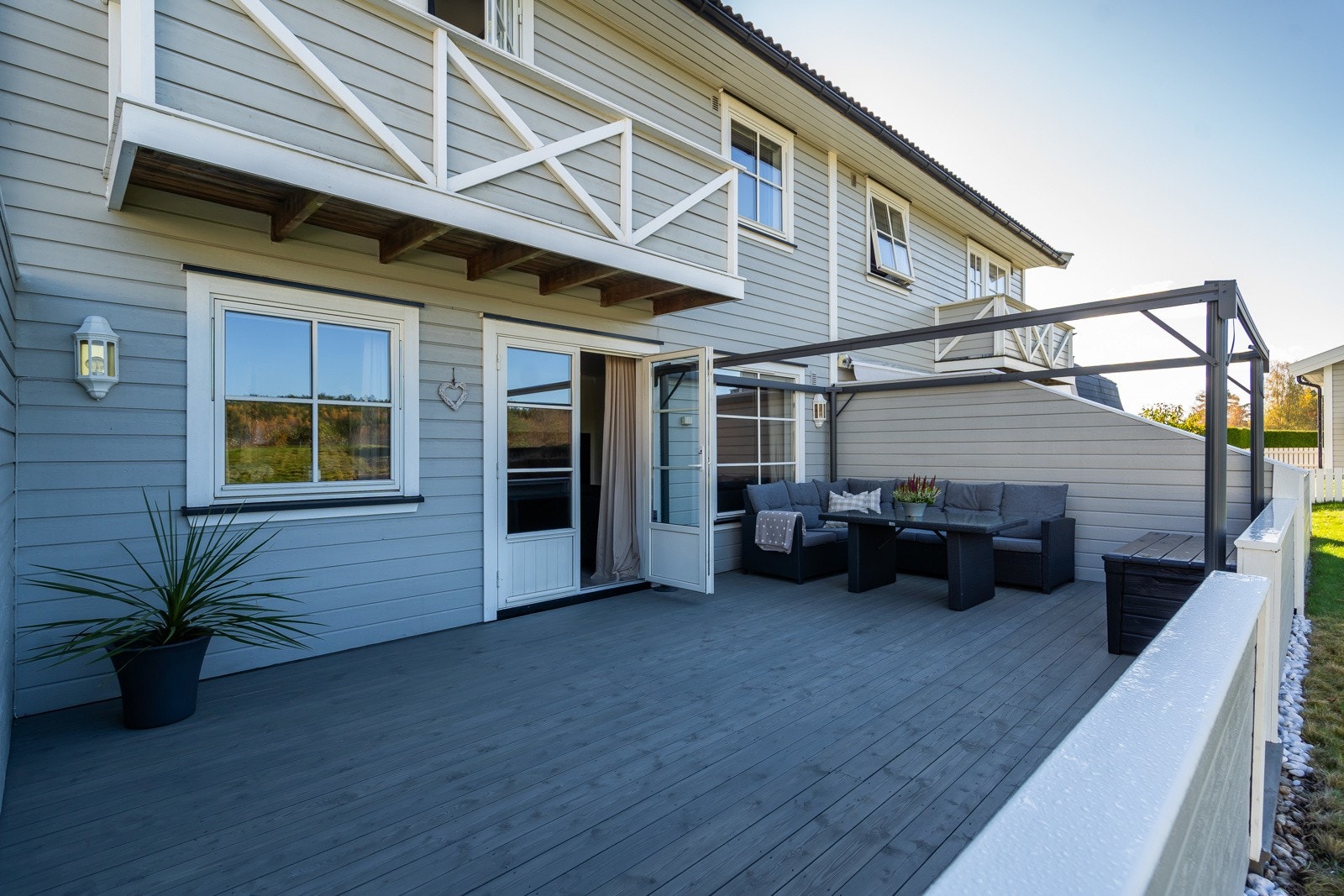 Flott terrasse mot vest med mengder av sol Galleribilde