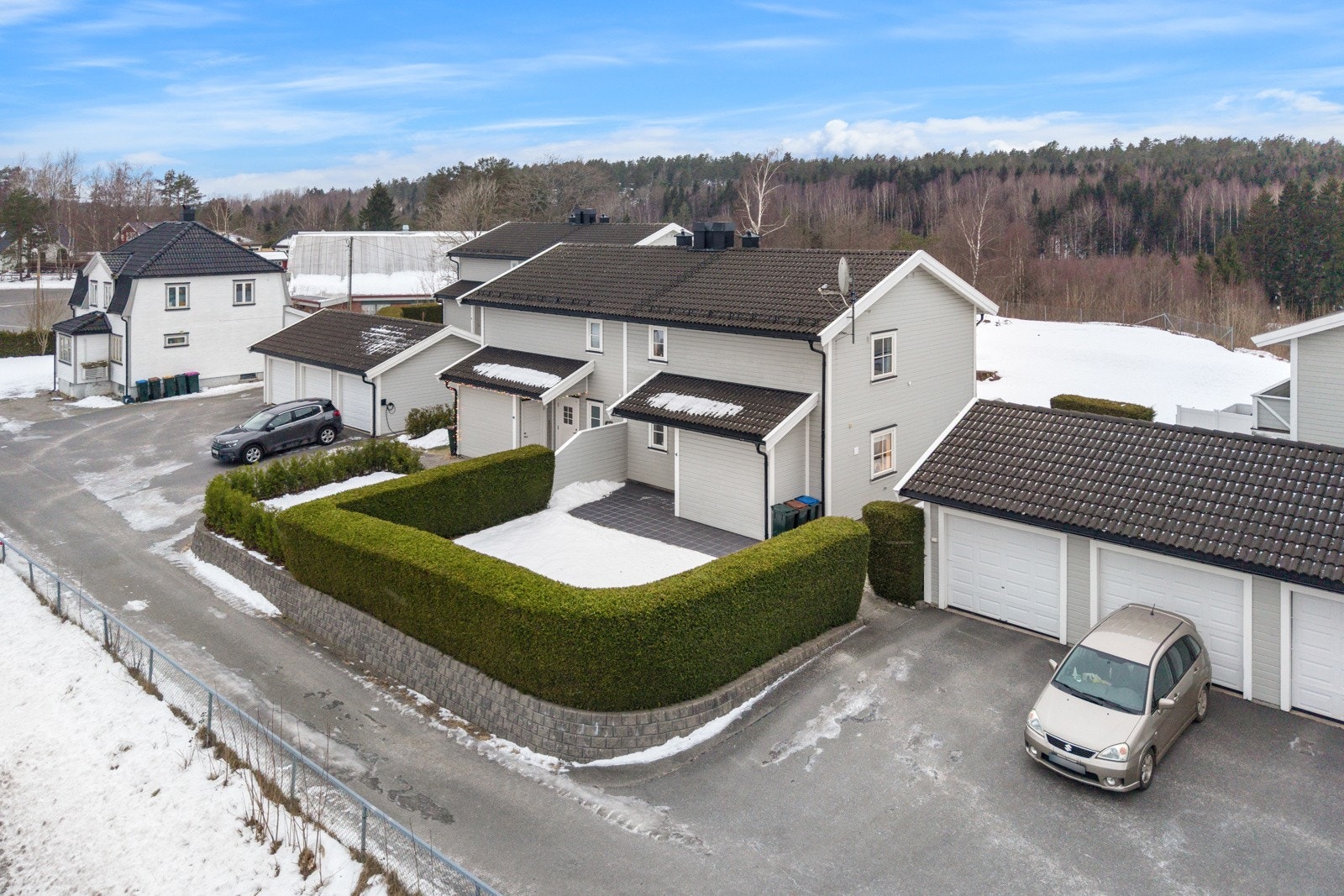 Boligen har en romslig hage mot øst, samt en garasje som ligger nærmest boligen i rekka. Galleribilde