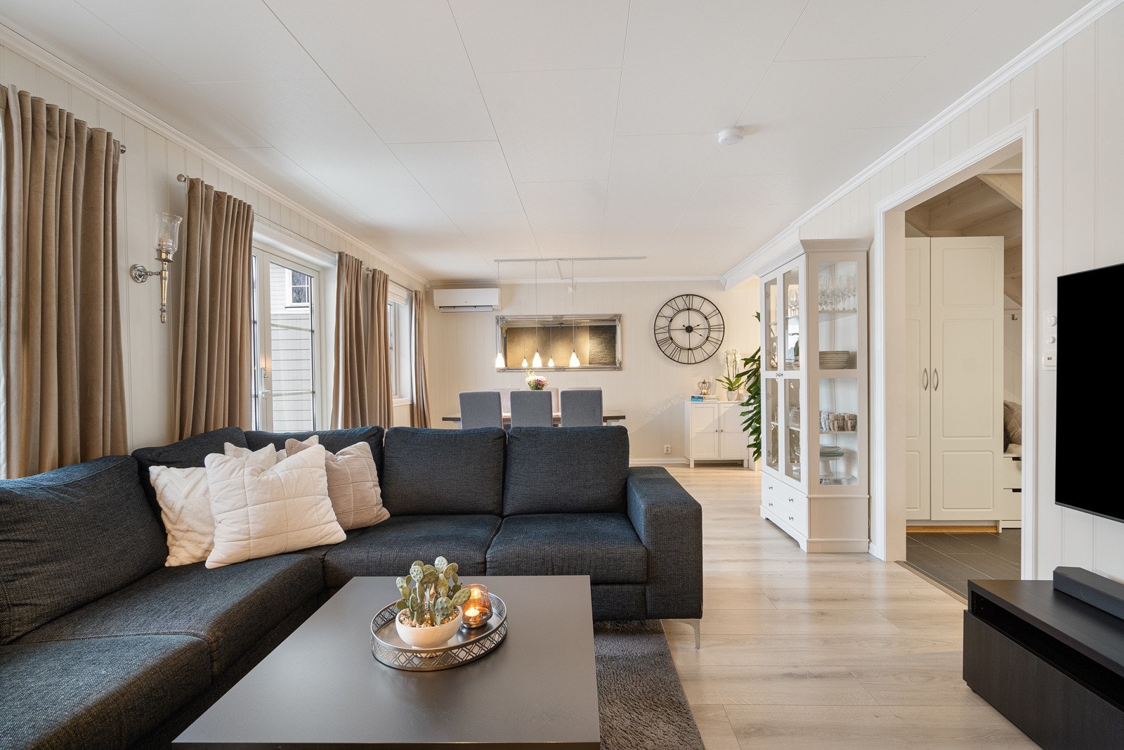 Lys, trivelig stue med en god romløsning - enkelt å møblere med både sofagruppe og spisestuemøblement Galleribilde