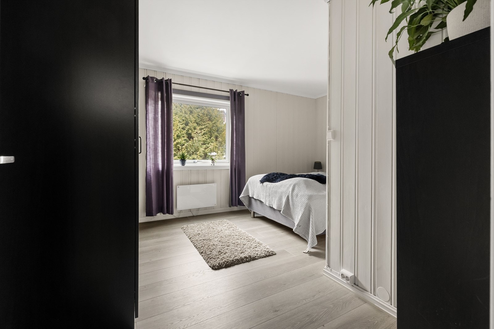 Leiligheten har totalt 2 soverom - dette er hovedsoverommet. Galleribilde