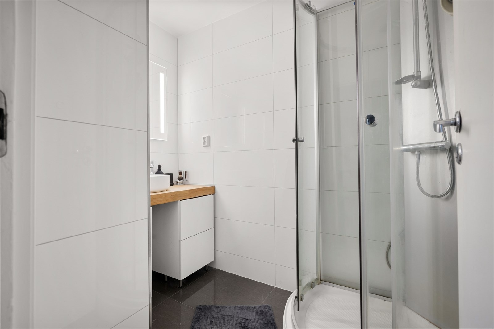 Oppgradert bad fra 2020. Flislagt gulv og vegger, moderne innredning med servant, speil og dusjløsning. Galleribilde