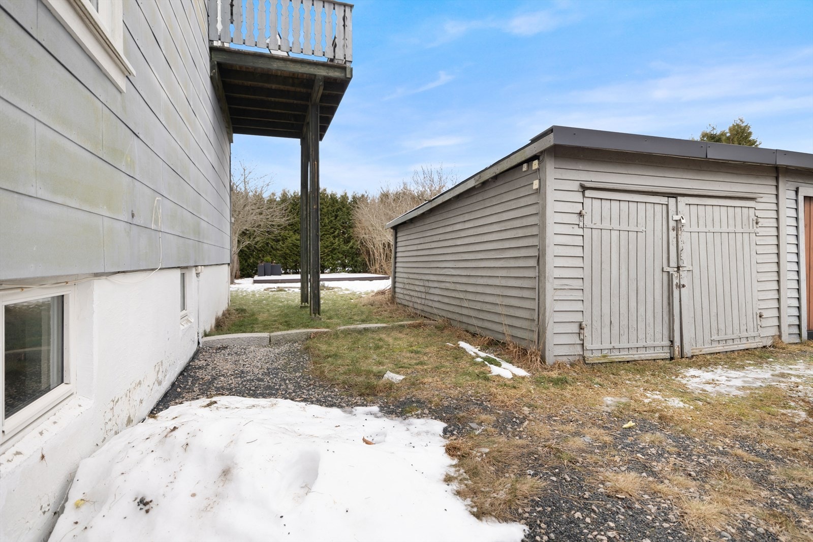 Det medfølger en enkel garasje med leiligheten. Egen biloppstillingsplass foran garasjen. Galleribilde