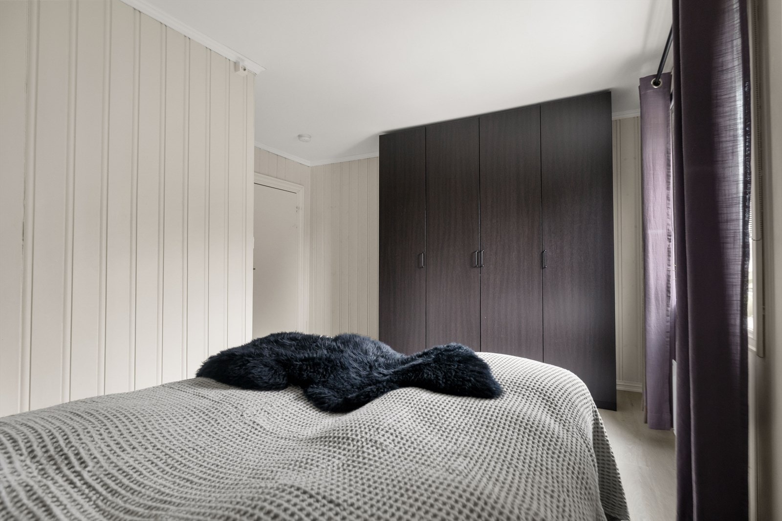 Garderobeskapet kan medfølge om ønskelig. Galleribilde