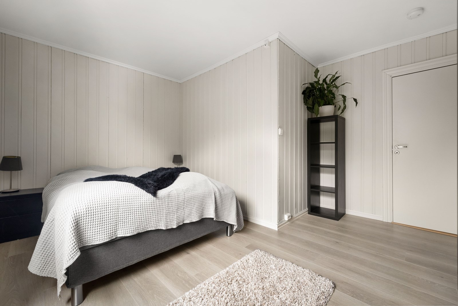 Her er det god plass til en dobbeltseng med tilhørende møblement. Galleribilde