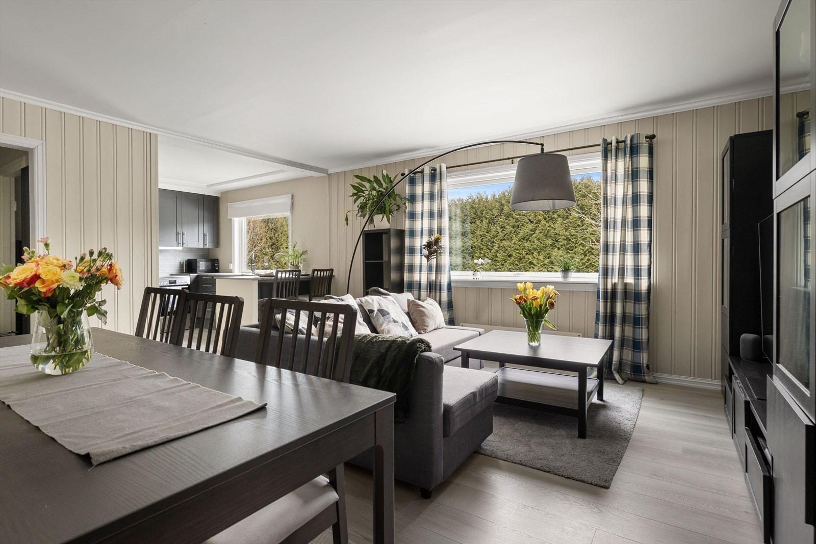 Leiligheten har blitt pusset opp i nyere tid med bl.a. nye vinduer, overflater, kjøkken og bad. Galleribilde