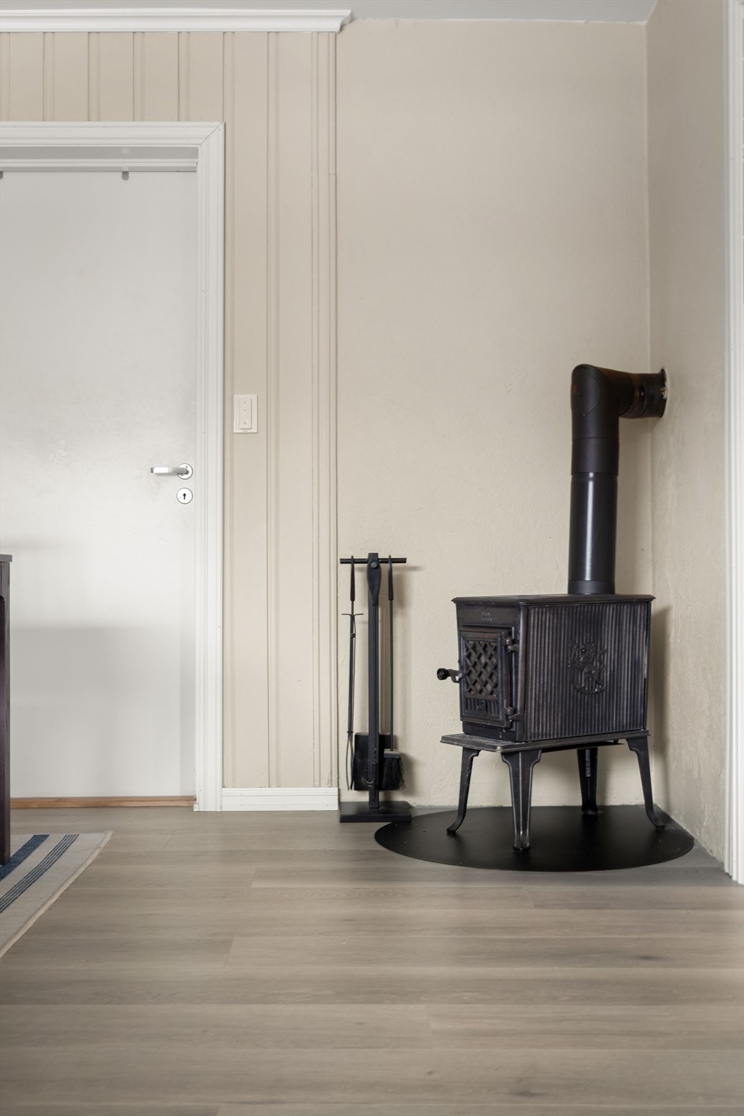 Selger opplyser om et strømforbruk på ca. 11.000 kWh for 2025. Oppvarming hovedsakelig via panelovner og varmekabler. I tillegg til vedovn plassert i stuen. Galleribilde