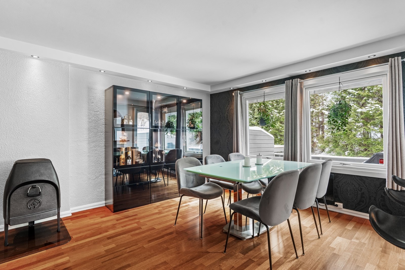 De store vindusflatene gir godt med naturlig lysinnslipp i stuen. Galleribilde