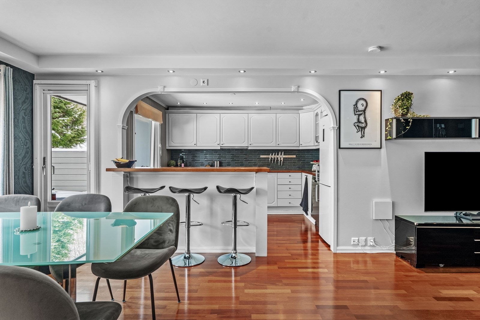 Kjøkkenet er delvis adskilt fra stuen, og barløsningen gir et naturlig skille. Galleribilde