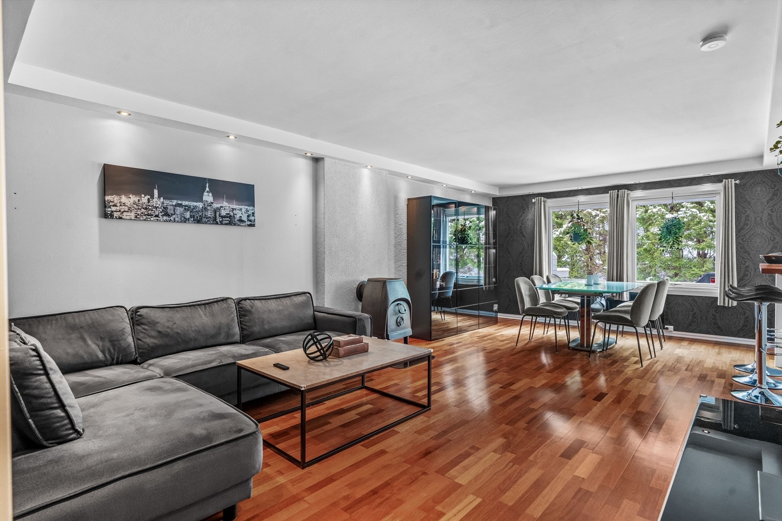 Dette er en attraktiv og romslig 3-roms leilighet med fin beliggenhet på Fjerdingby i Rælingen kommune. Galleribilde