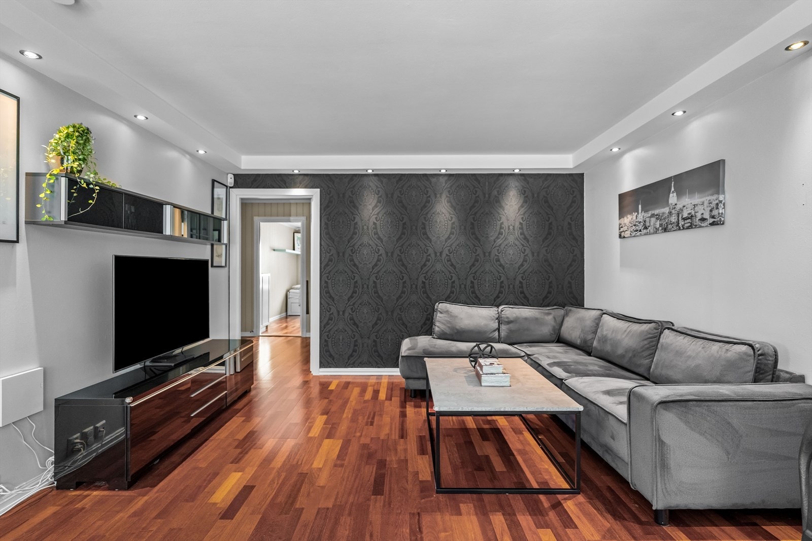 Det er lyskasse med downlights i himlingen og en fin kontrastvegg som gir en brytning. Galleribilde