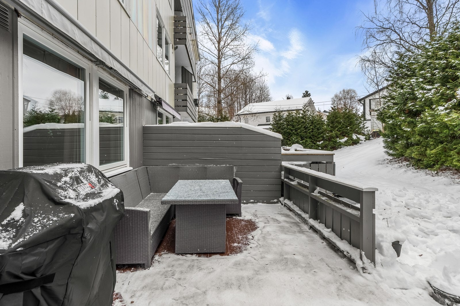 Terrassen er usjenert og har god plass til flere sittegrupper, grill og beplantning. Galleribilde