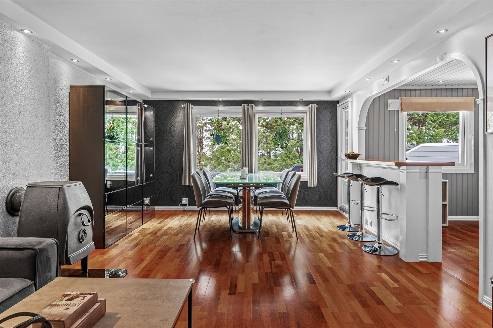 I andre enden er spisestuen naturlig plassert ved kjøkkenet. Galleribilde