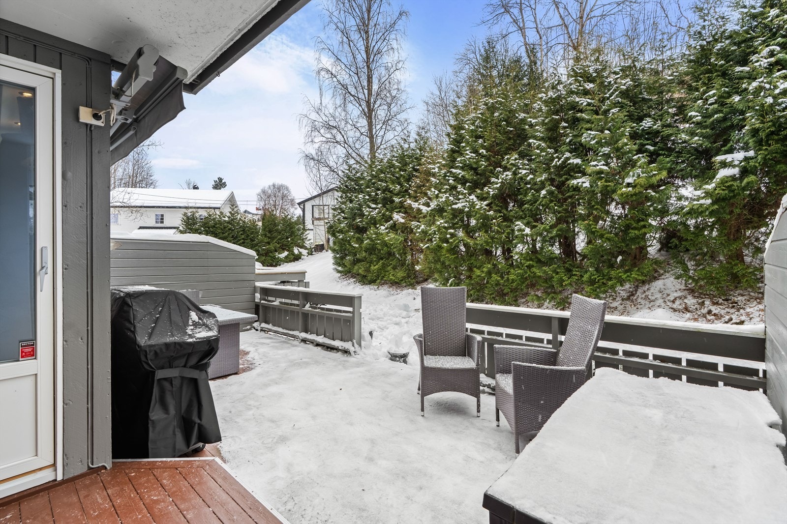 Fra stuen er det utgang til en delvis overbygget terrasse på hele 21 kvm. Galleribilde