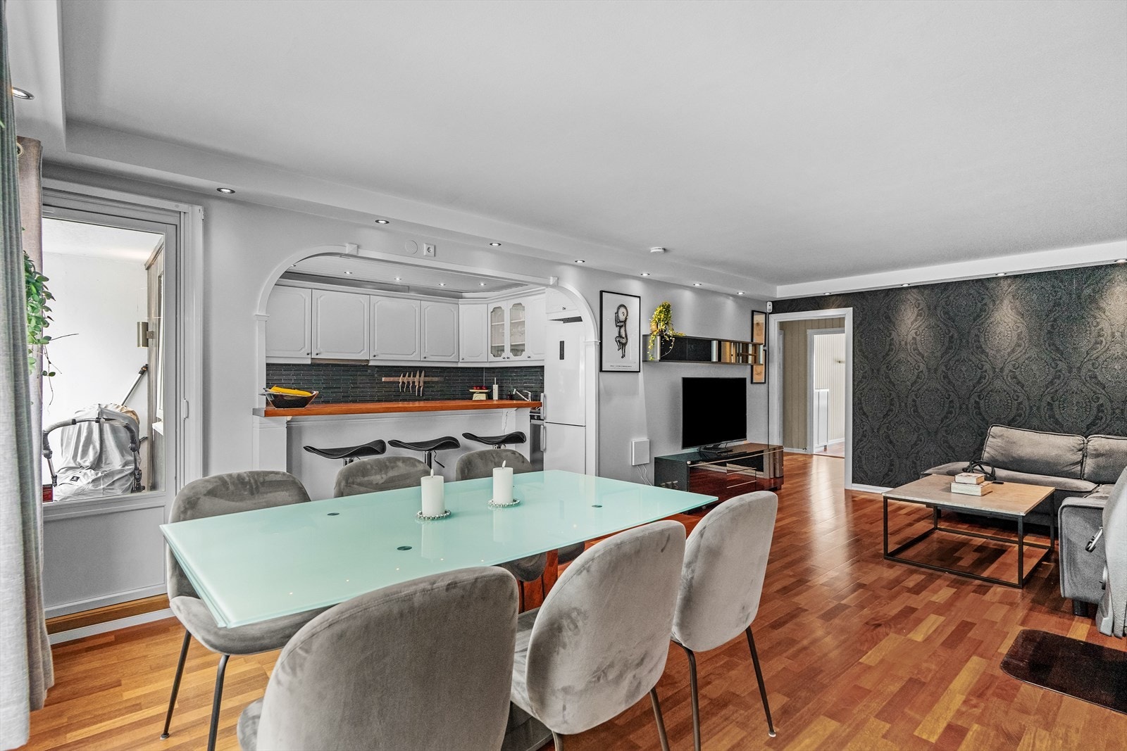 Her er det god plass til en romslig spisestue med god plass til hele familien. Galleribilde