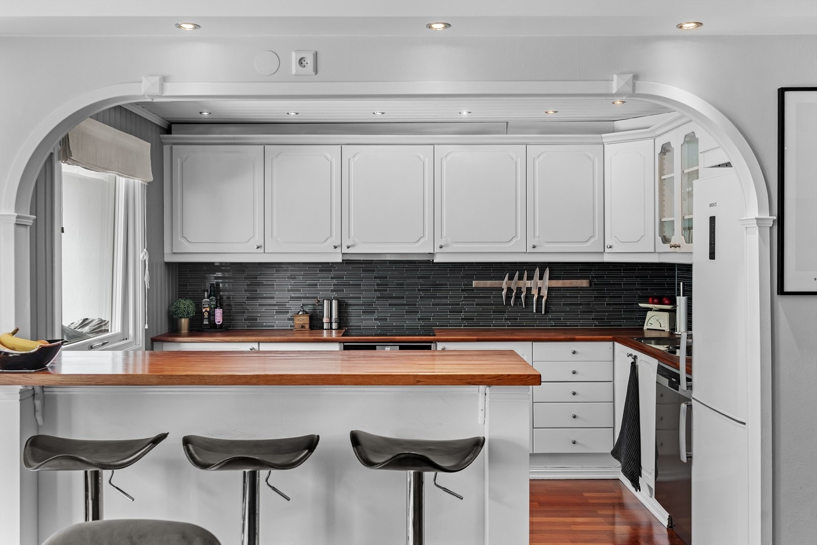 Kjøkkenet er lyst og tidløst med god skap- og benkeplass. Galleribilde