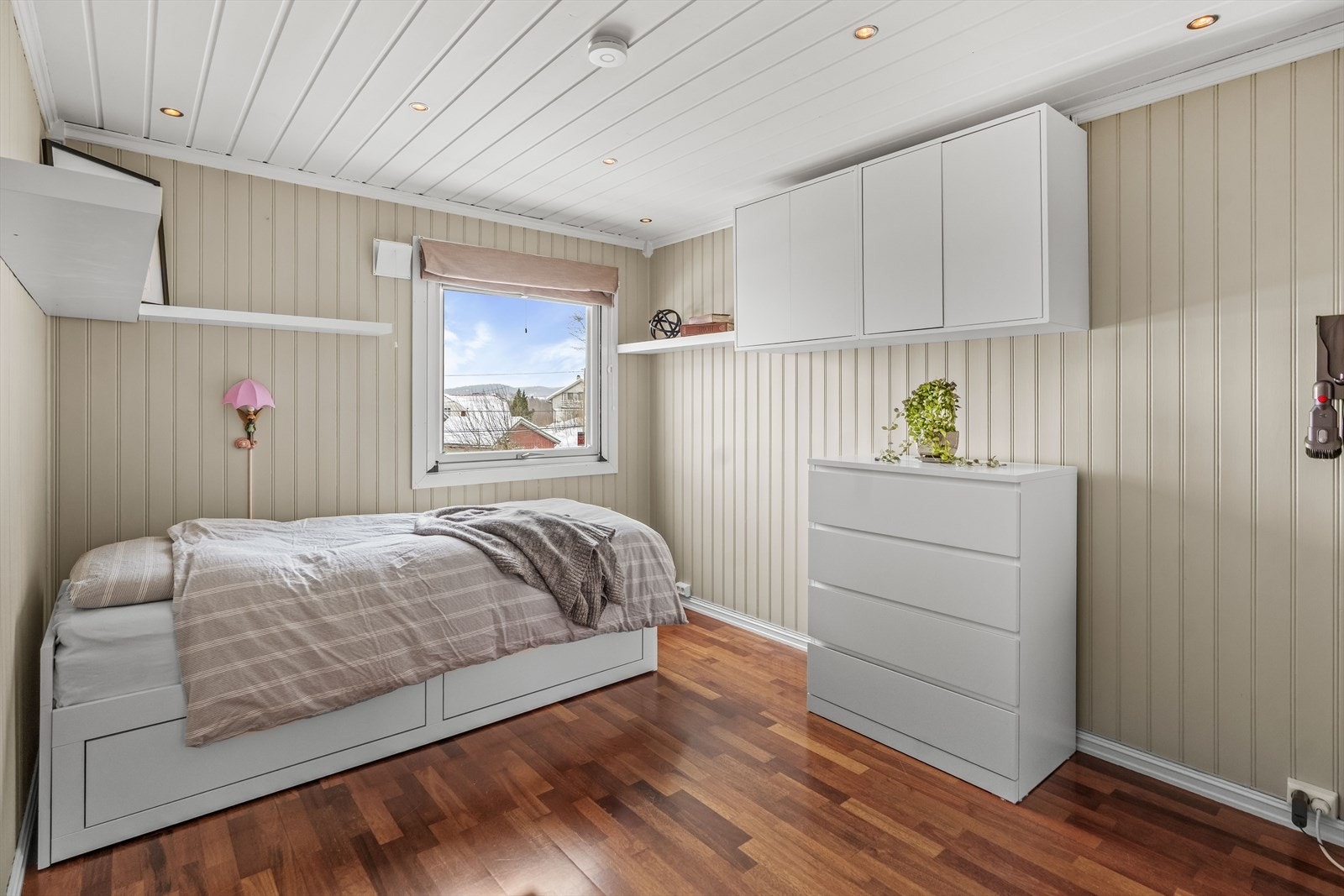 Hovedsoverommet er romslig og har god plass til dobbeltseng, nattbord og garderobeløsning. Galleribilde
