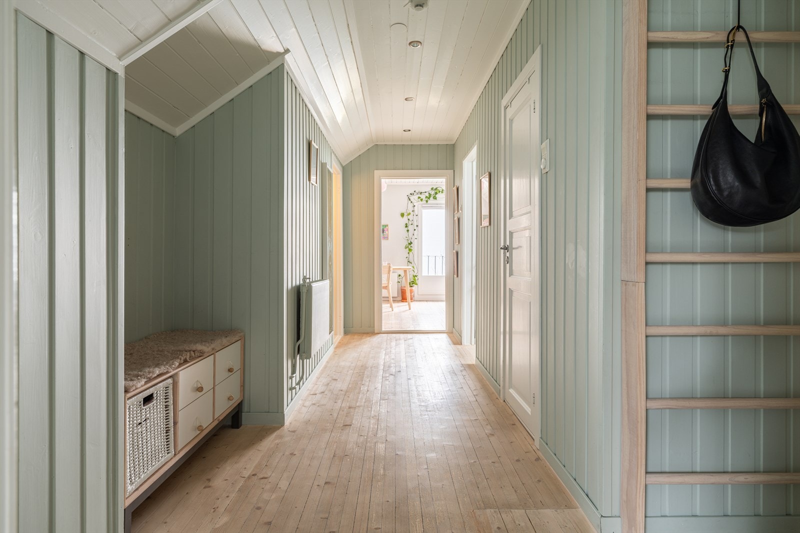 De lakkerte treplankgulvene, slipt og oljet i 2019, gir en gjennomgående og helhetlig følelse. Galleribilde