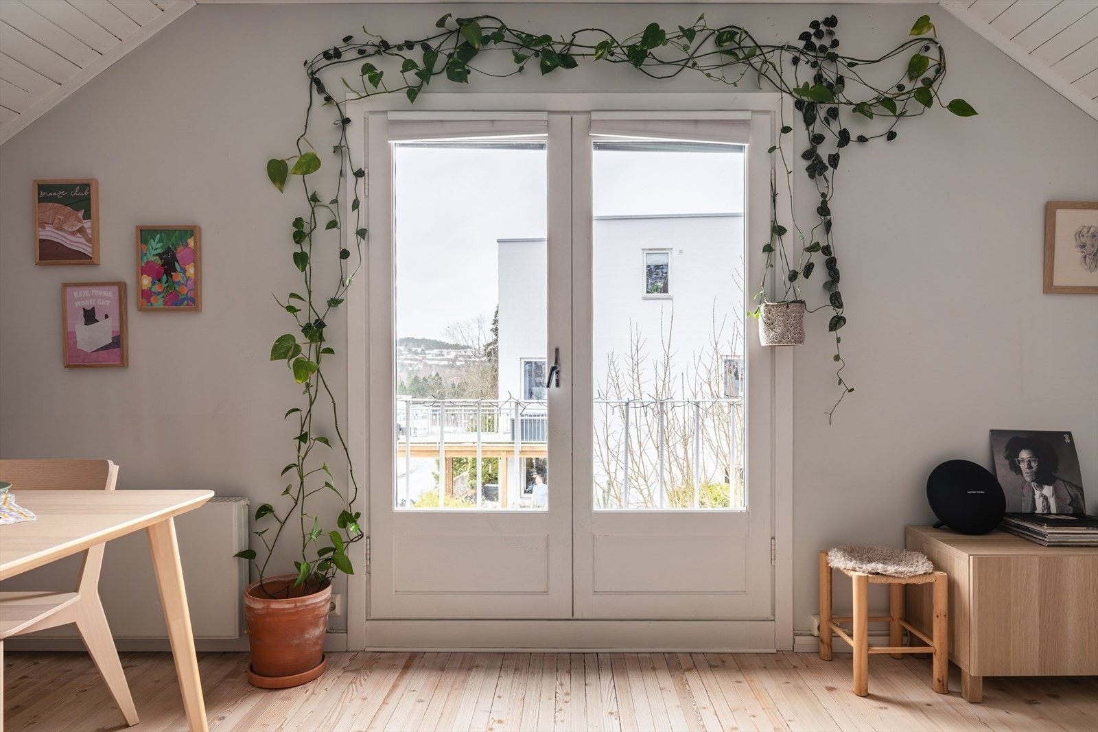 Stuen har en tofløyet, innadslående fransk balkongdør som slipper inn rikelig med lys. Galleribilde