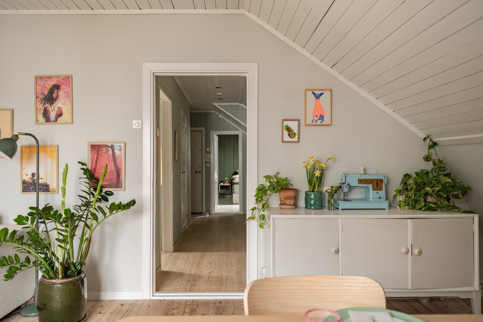 Hvitmalte karmer binder rommene sammen på en elegant måte. Galleribilde