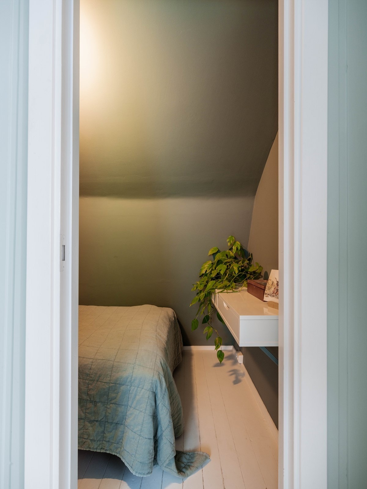 I tillegg til soverommet finnes en praktisk alkove, innredet fra et tidligere kott. Galleribilde