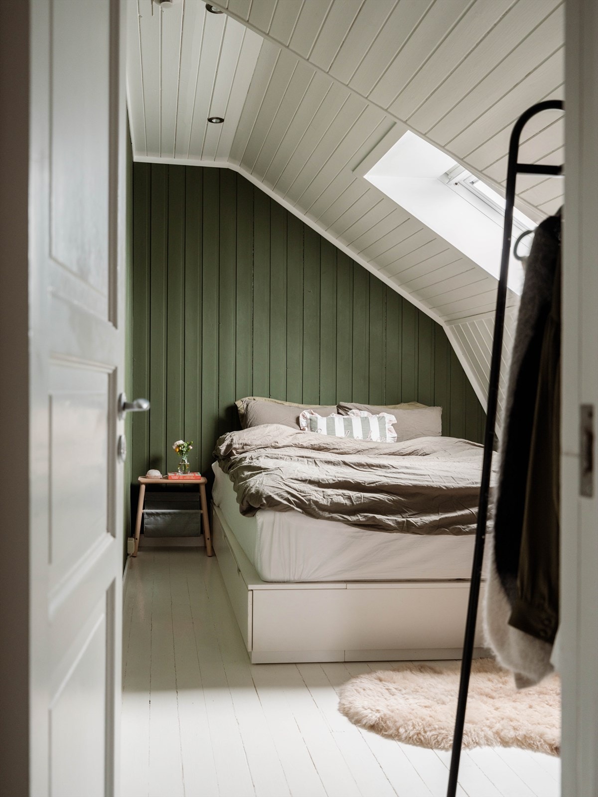 Leiligheten har et innredet rom som i dag benyttes som et lunt og adskilt soverom. Galleribilde