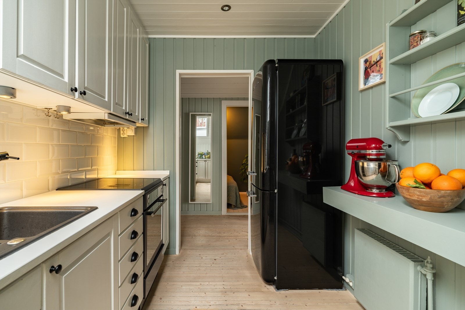 Kjøkkenet har en åpen løsning mot stuen, med profilerte fronter og innfelte downlights. Galleribilde