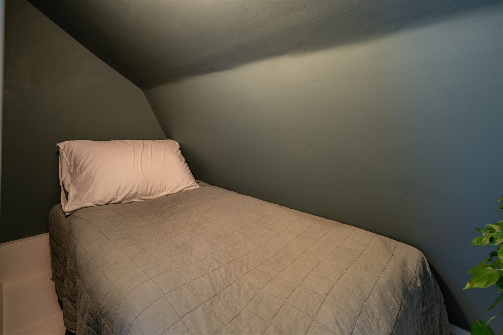 Alkoven utnytter plassen under skråtaket og fungerer godt som en ekstra soveplass. Galleribilde