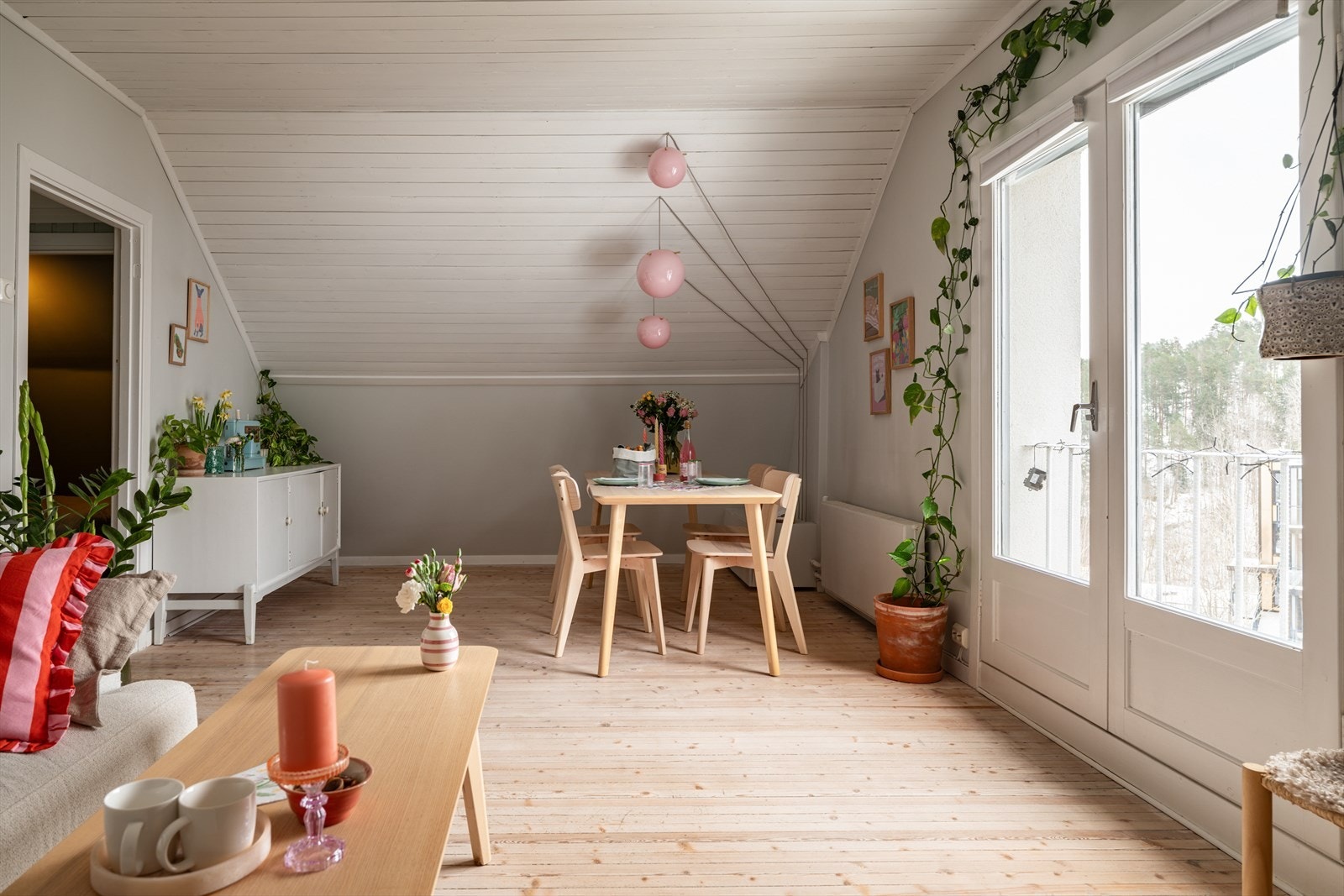 Det åpne allrommet gir fleksibilitet med god plass til både sofagruppe og spiseplass. Galleribilde