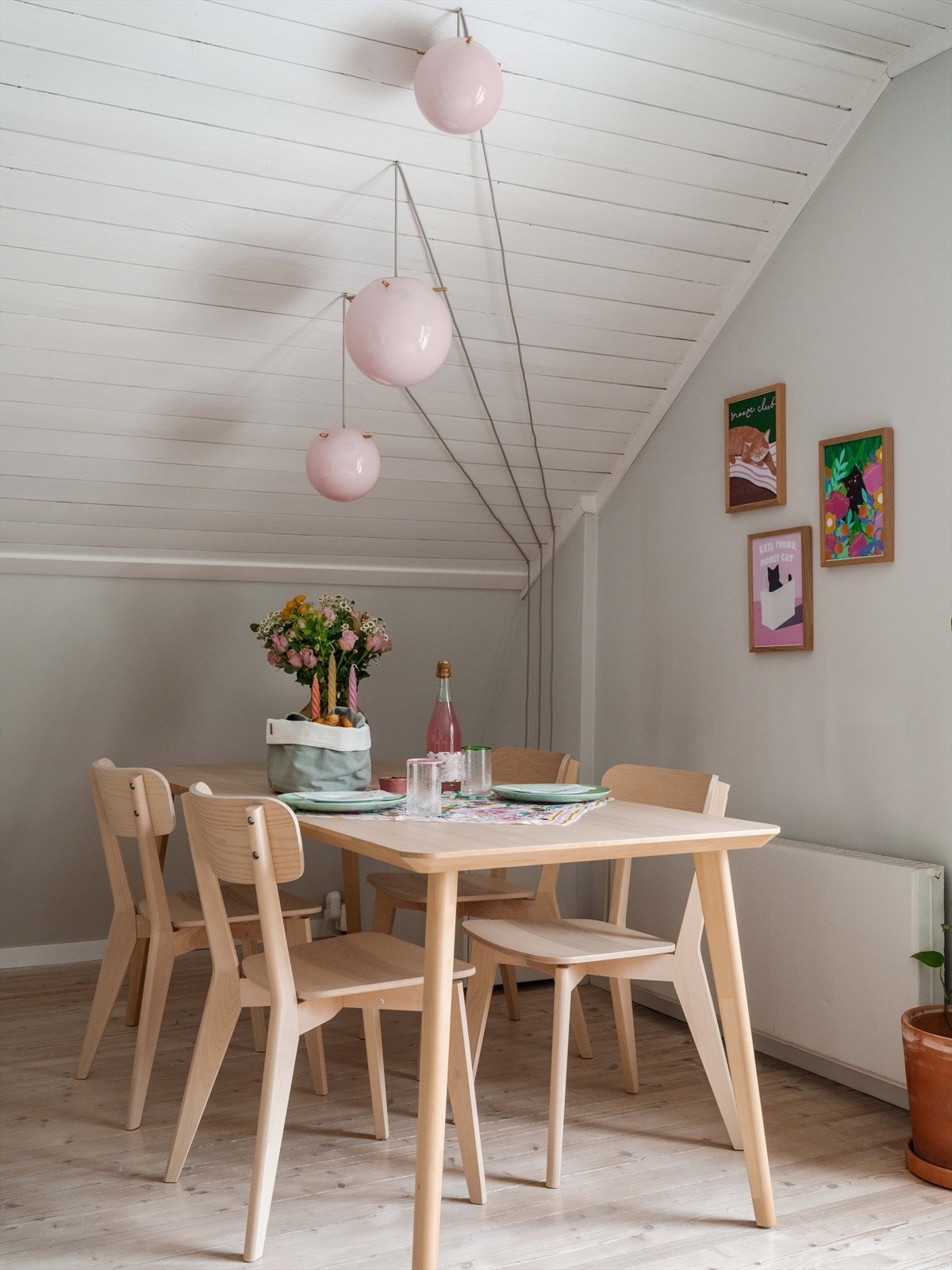 Leiligheten varmes effektivt opp med radiatorer tilknyttet sameiets felles varmesentral. Galleribilde