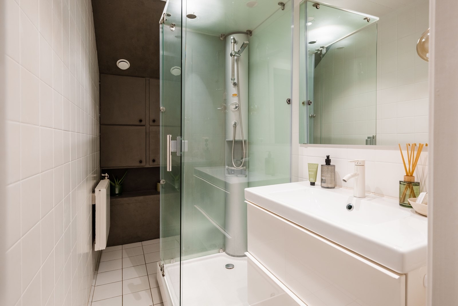 Badet ble pusset opp i 2015 og har flislagte overflater, dusjkabinett og servantinnredning med skuffer. Galleribilde