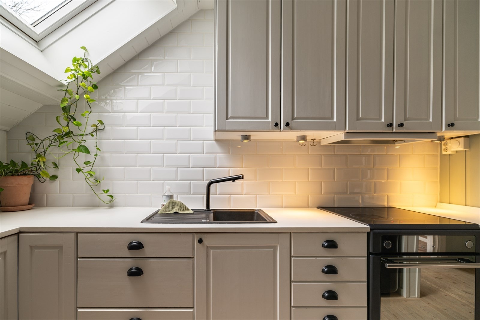 Benkeplaten i laminat har en nedfelt komposittkum, med belysning under overskapene for godt arbeidslys. Galleribilde