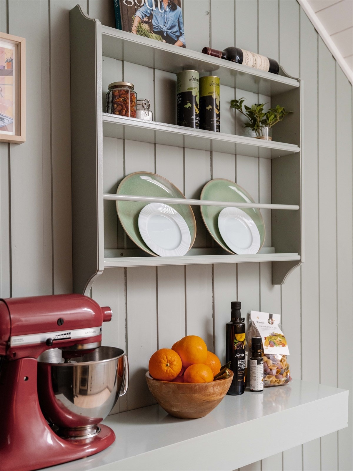 Åpne hyller gir god oversikt, og kjøkkenet er utstyrt med ventilator med avtrekk ut. Galleribilde