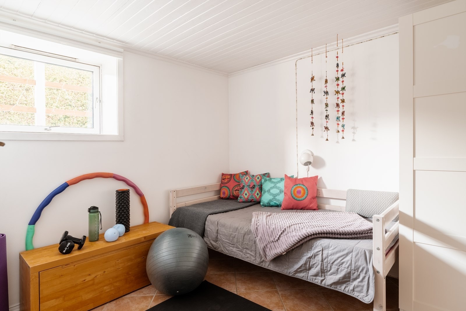 Alle soverommene i underetasjen har en takhøyde på ca. 2,15 meter. Galleribilde