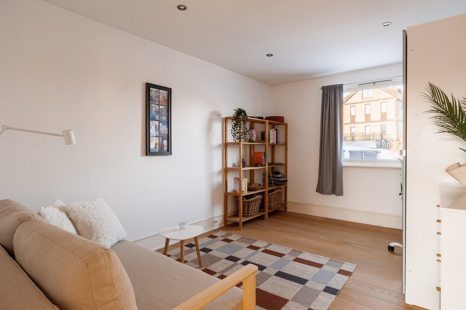 Ved siden av kjøkkenet ligger et fleksibelt rom som egner seg godt som soverom eller kontor. Galleribilde