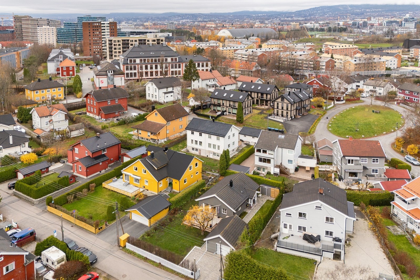 Boligen ligger i en blindvei, i et hyggelig nabolag med konsert om sommeren og felles tenning av juletre på vinteren. Galleribilde