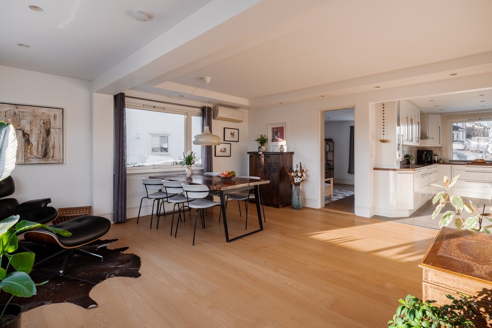 Den åpne planløsningen mellom kjøkken, spisestue og stue gir en luftig og lys atmosfære. Galleribilde