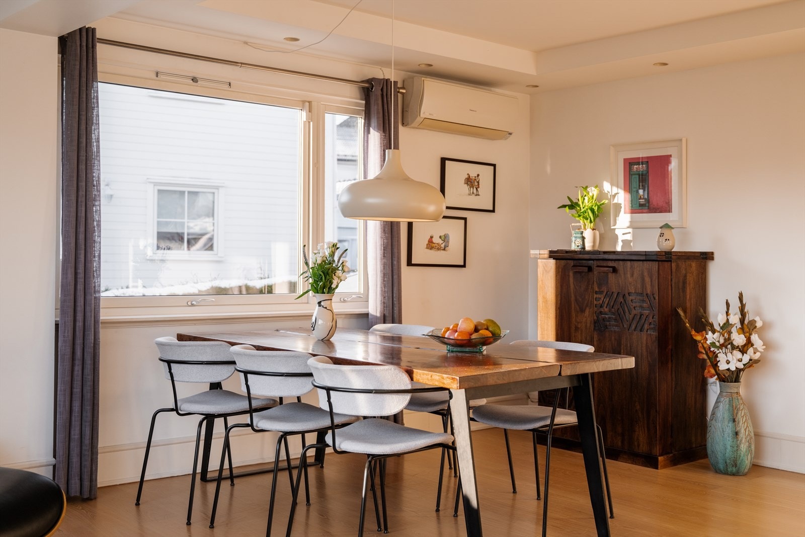 For effektiv oppvarming er det installert en luft-til-luft varmepumpe fra Panasonic i stuen. Galleribilde