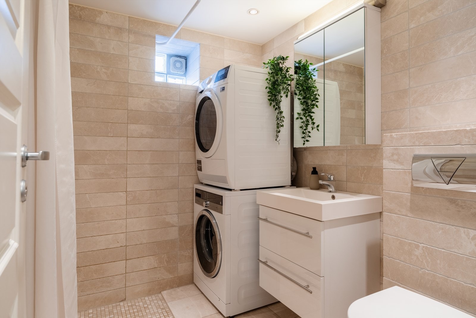 Badet i underetasjen er fra 2011, helfliset med gulvvarme og har opplegg for vaskemaskin. Galleribilde