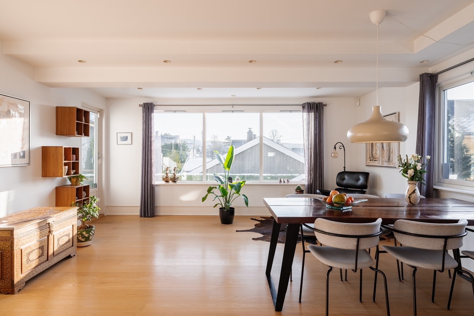 Spisestuen har god plass til langbord, perfekt for sosiale sammenkomster. Galleribilde