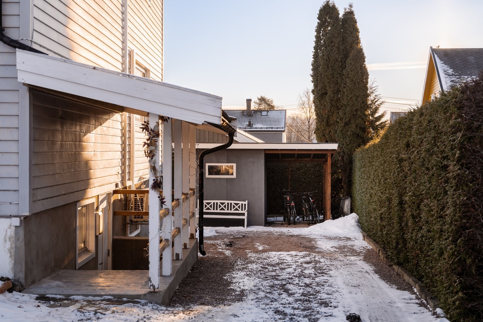 Underetasjen har egen inngang via et overbygd inngangsparti på ca. 6,3 m². Galleribilde