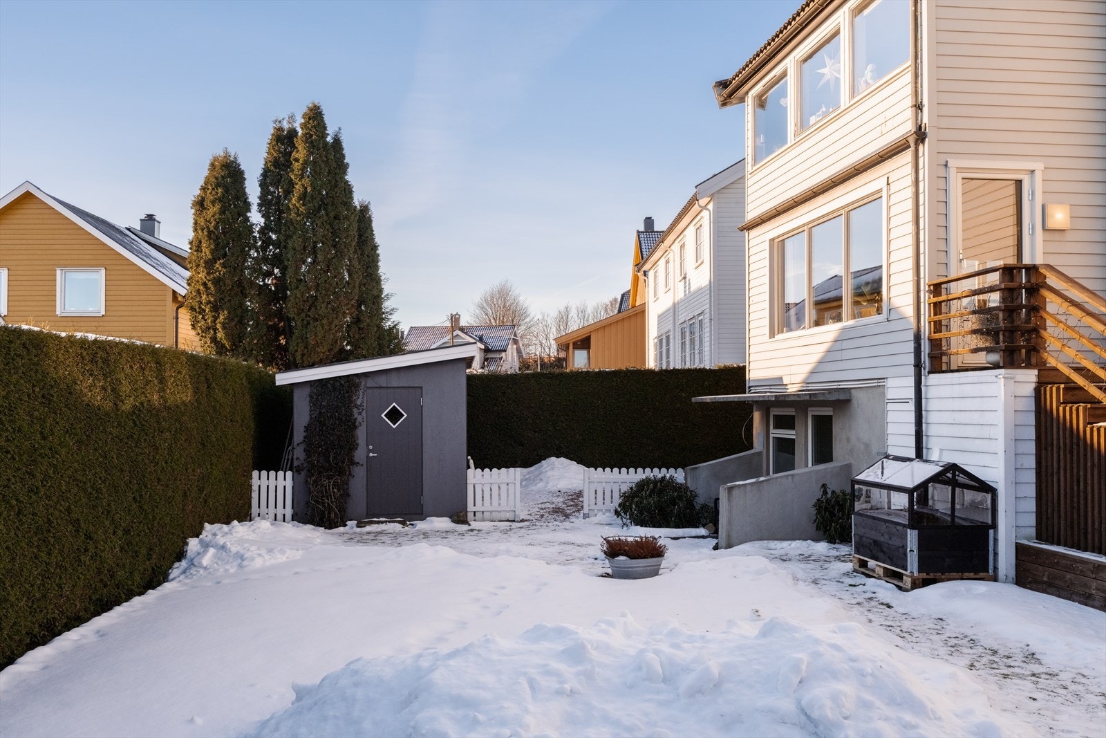 Boligen ligger i et familievennlig område med flere grønne lunger og aktivitetsmuligheter. For skolebarna er det en trygg og kort vei til Bryn skole, som ligger ni minutter unna til fots. Galleribilde