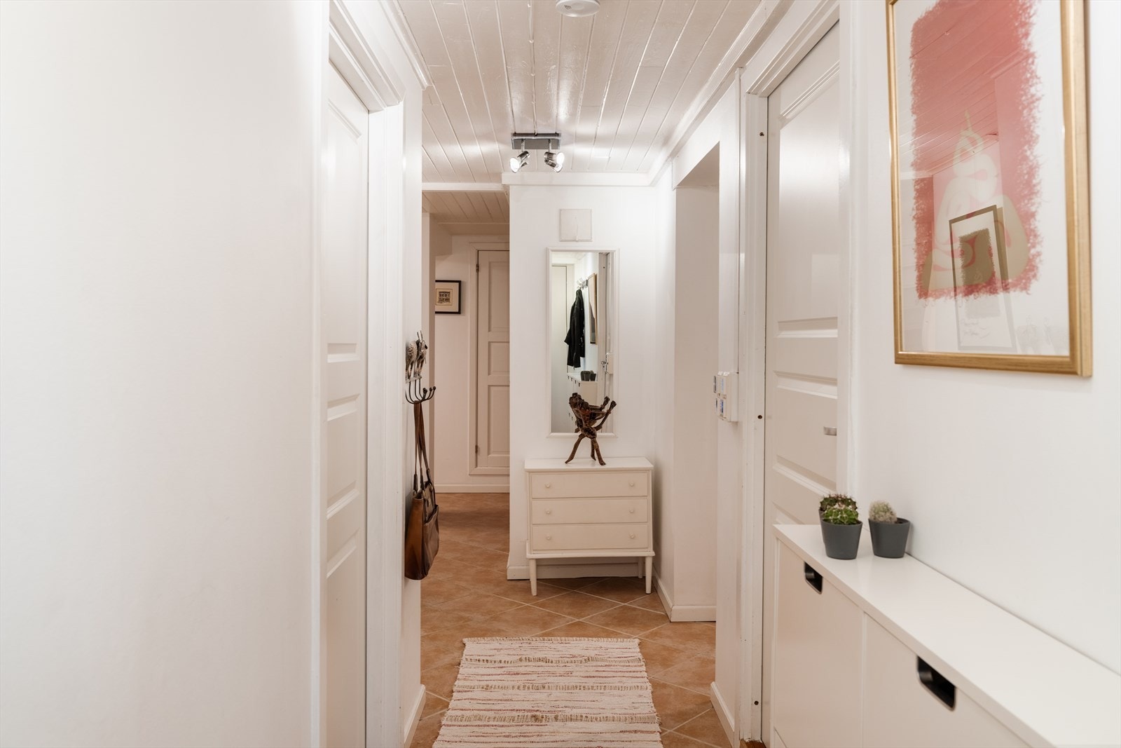 Gangen i underetasjen har flislagt gulv med gulvvarme for ekstra komfort. Galleribilde