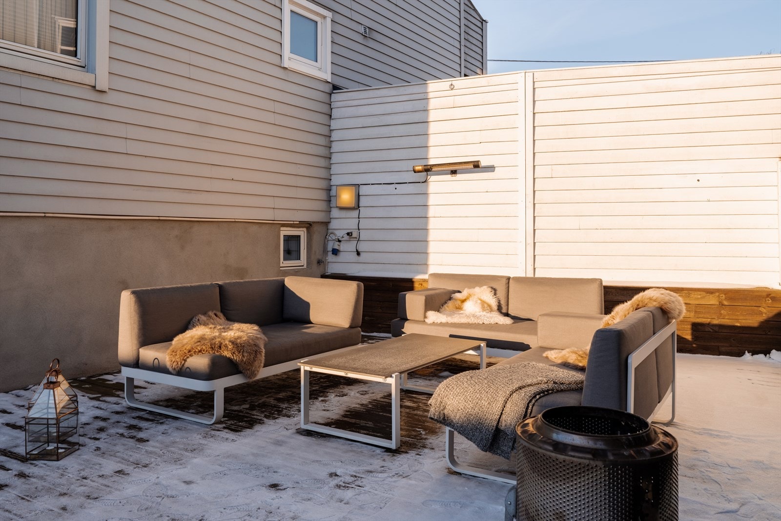 Her er det god plass til både sittegruppe og spisebord utendørs. Galleribilde