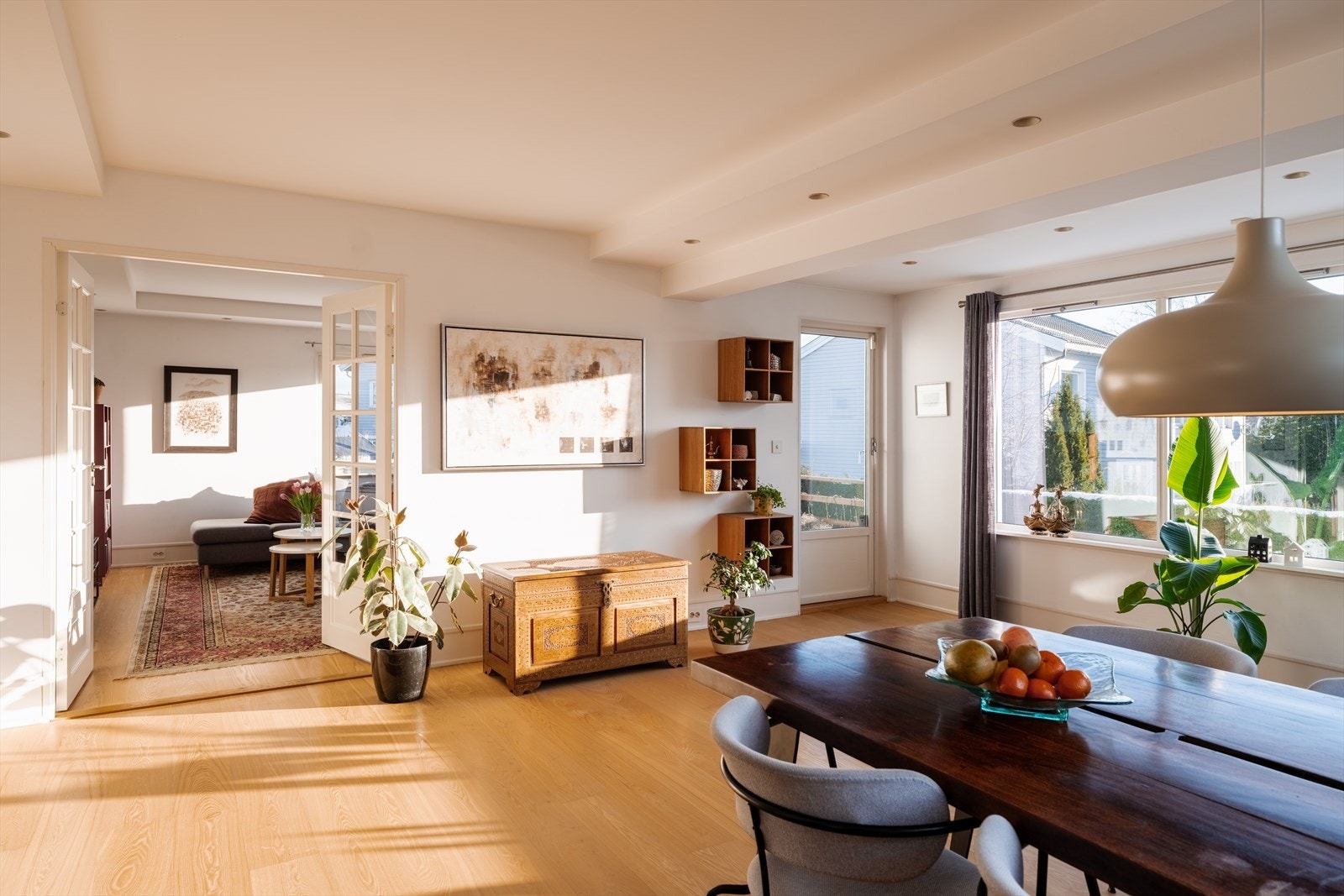 Fra spisestuen er det direkte utgang til den store terrassen, som skaper en sømløs overgang til uterommet. Galleribilde