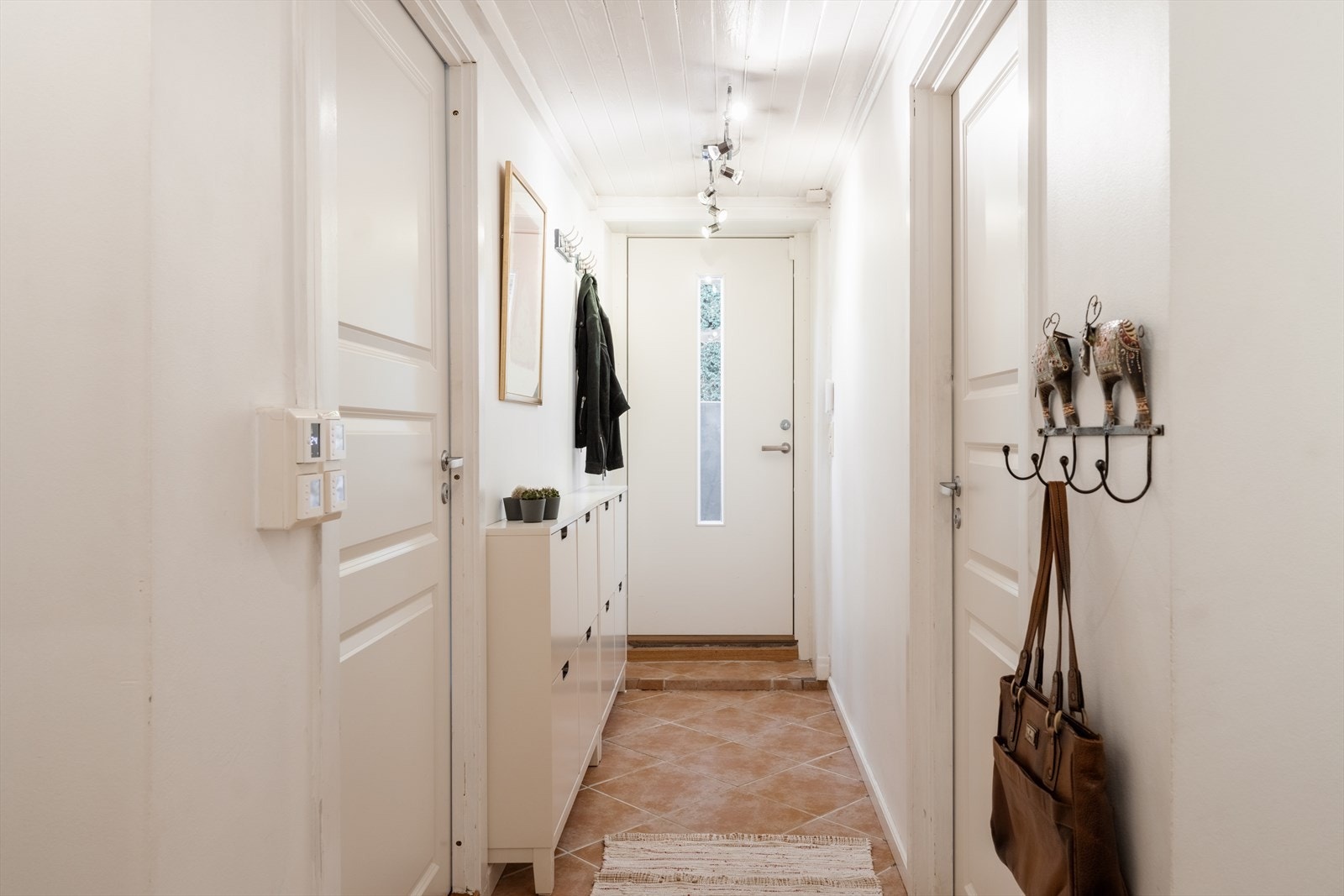 Den egne inngangen til underetasjen gir mulighet for en separat sone for barn eller ungdom, eventuelt en hybel. Galleribilde