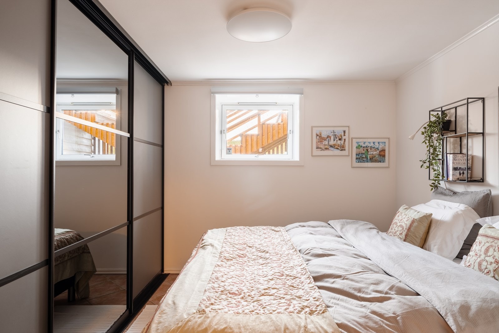 Ett av tre soverom i underetasjen, med god plass til seng og garderobeløsning. Galleribilde